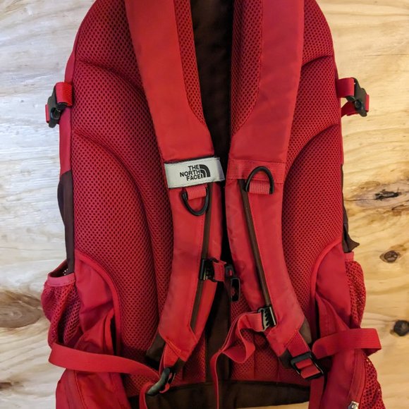 The North Face Tellus 25 Red Backpack Day Pack Hiking Camping Biking Outdoor - Picture 9 of 10